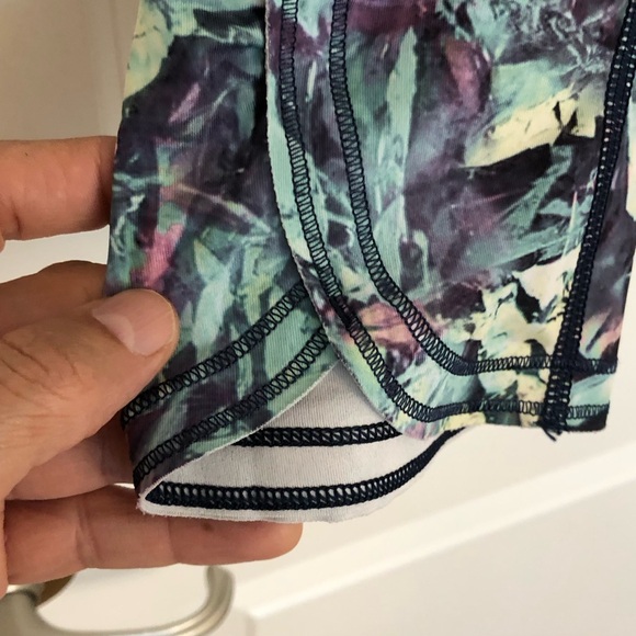 Lululemon Iridescent Multi Run Inspire Crop leggings floral size 4 running - Picture 13 of 13